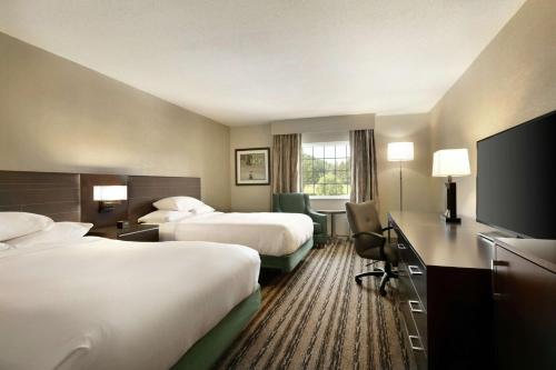 兰开斯特兰开斯特希尔顿逸林度假酒店的酒店客房设有两张床和一台平面电视。