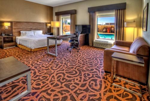 米德兰米德兰希尔顿欢朋酒店的配有一张床和一张书桌的酒店客房