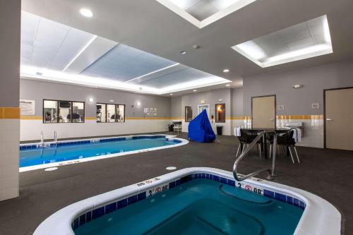 林奇堡林奇堡希尔顿花园旅馆的一个带大型游泳池的大型游泳池