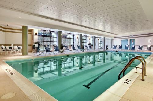 泰森斯角麦克莱恩泰森斯科纳希尔顿酒店的大型建筑中的大型游泳池