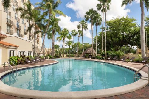 迈阿密迈阿密国际机场大使套房希尔顿酒店的棕榈树度假村的游泳池