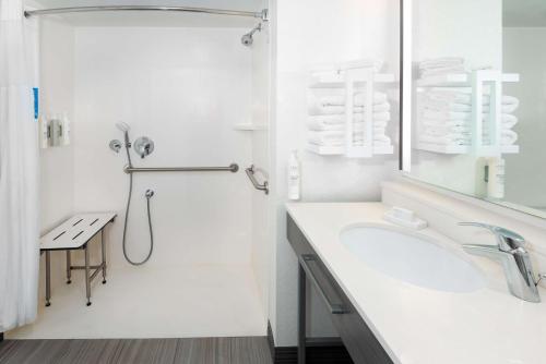 堪萨斯城乡村俱乐部广场汉普顿套房酒店的带淋浴和盥洗盆的白色浴室