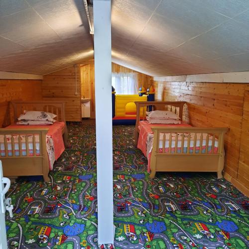 布雷佐伊Mariem的一间设有两张床的房间和一张地毯