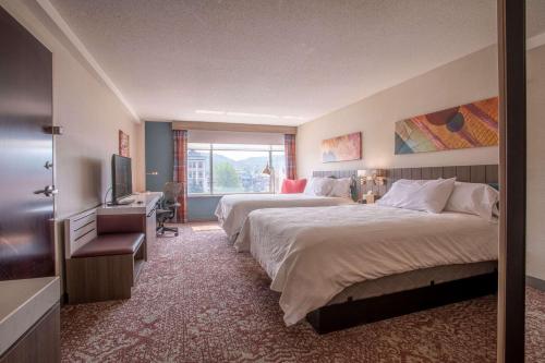曼凯托曼凯托市中心希尔顿花园酒店的酒店客房设有两张床和电视。