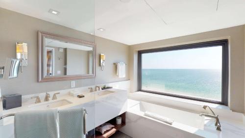 马可岛希尔顿马可岛海滩度假酒店加及Spa的一间带水槽和大窗户的浴室