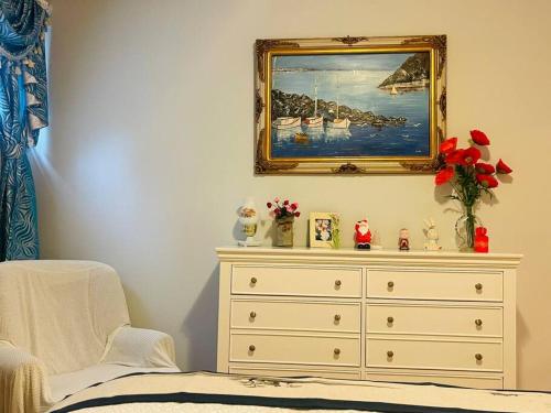 鲍威尔里弗Four Seasons Private Villa的卧室配有带壁画的梳妆台