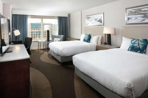 麦迪逊麦迪逊莫诺纳露台希尔顿酒店的酒店客房配有两张床和一张书桌