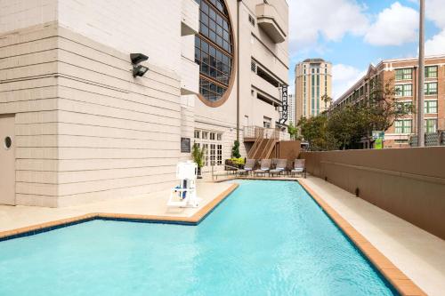 新奥尔良新奥尔良会议中心大使套房酒店 的一座建筑物中央的游泳池