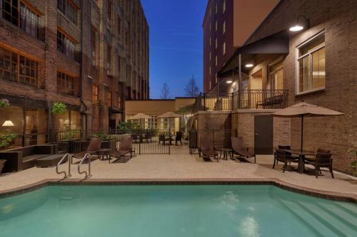 新奥尔良新奥尔良会议中心汉普顿酒店及套房的一座建筑物中央的游泳池
