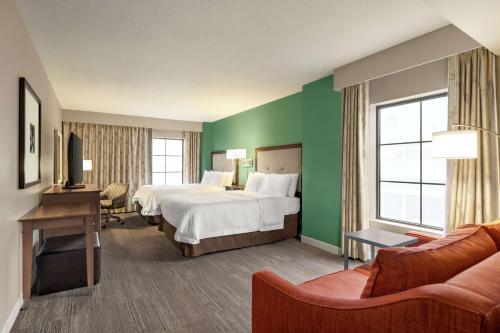 新奥尔良新奥尔良会议中心汉普顿酒店及套房的酒店客房设有一张大床和绿色的墙壁。
