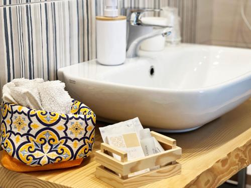 特拉尼TornaRé的浴室配有盥洗盆、卫生间和盥洗盆。