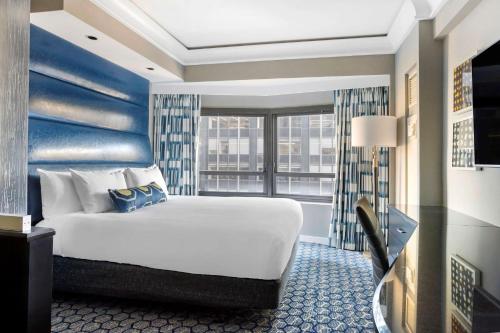 纽约纽约希尔顿俱乐部酒店的酒店客房设有一张床和一个大窗户