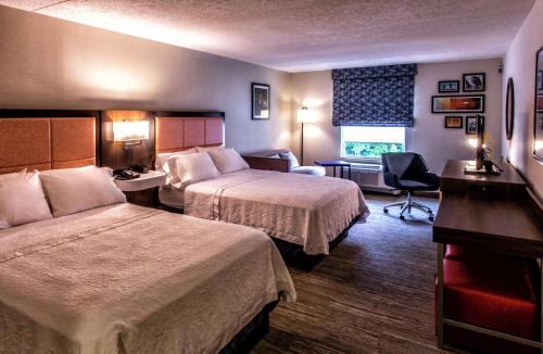 史泰登岛史泰登岛汉普顿套房酒店的酒店客房配有两张床和一张书桌
