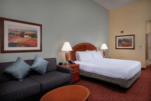 纽波特纽斯纽波特纽斯希尔顿花园酒店的酒店客房,配有床和沙发