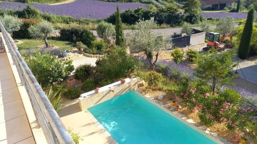 尼翁La benvingude的享有花园的顶部景致,设有游泳池