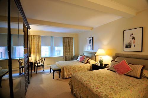 纽约伦巴第大酒店的酒店客房,配有两张床和椅子