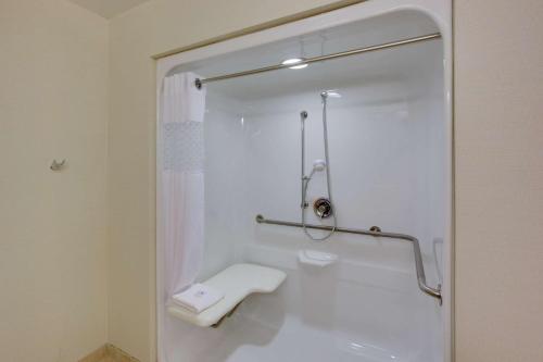 奥本奥本汉普顿酒店的带淋浴、卫生间和盥洗盆的浴室