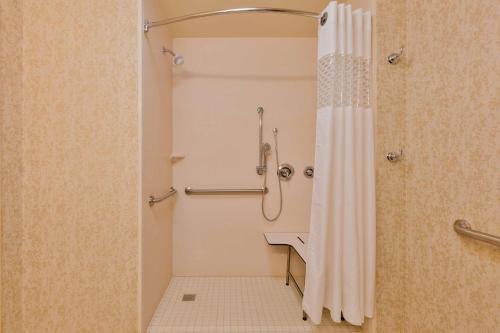 欧文斯伯勒Hampton Inn & Suites Owensboro Downtown Waterfront的浴室内配有淋浴帘。