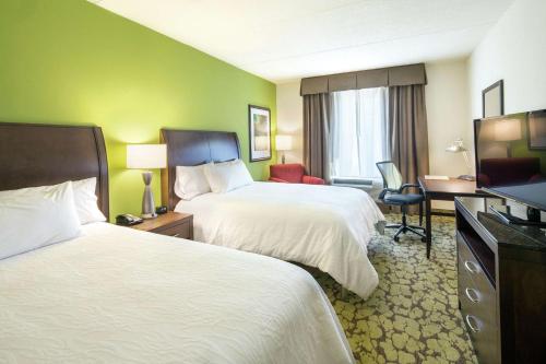 帕斯卡古拉帕斯卡古拉希尔顿花园酒店的酒店客房设有两张床和一台平面电视。
