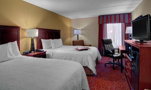 纽波特纽斯Hampton Inn Newport News-Yorktown的酒店客房设有两张床和一台平面电视。