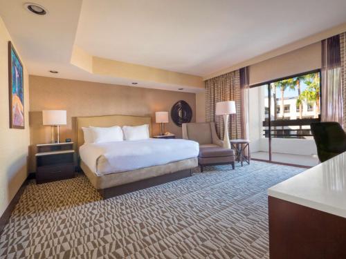 凤凰城凤凰机场希尔顿酒店的酒店客房设有一张床和一个阳台。