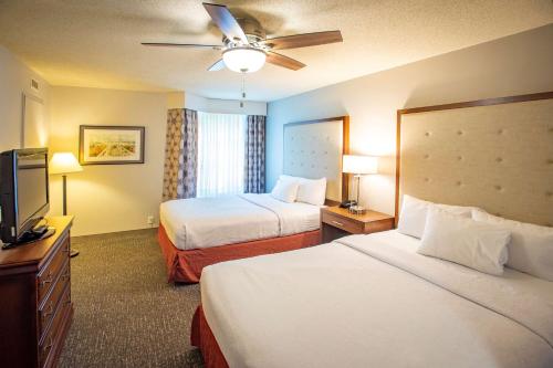 彭萨科拉Homewood Suites by Hilton Pensacola Airport-Cordova Mall Area的酒店客房设有两张床和一台平面电视。