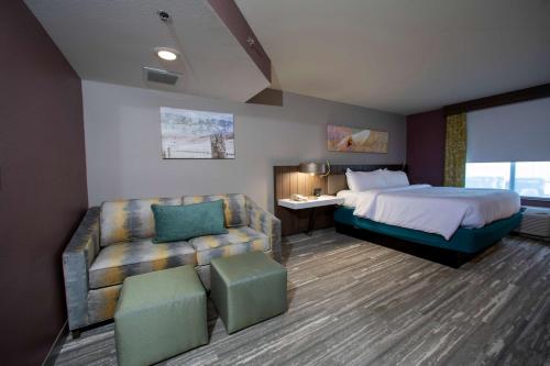 拉皮德城希尔顿花园旅馆拉皮德市的酒店客房,配有床和沙发