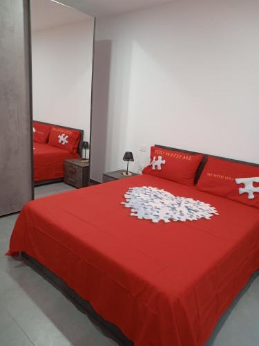 奥里斯塔诺CARPE DIEM的一间卧室配有红色的床和红色的沙发