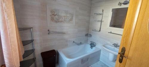 格涅兹诺U Magdy的一间带水槽、浴缸和卫生间的浴室