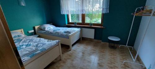 格涅兹诺U Magdy的小房间设有两张床和窗户