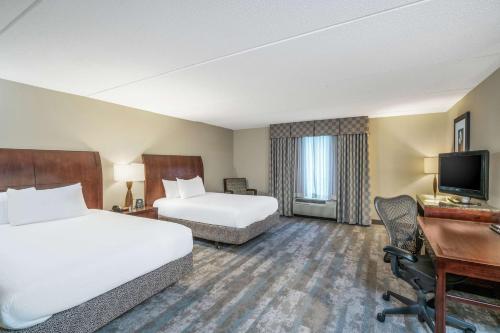 桑兹顿里士满机场希尔顿花园旅馆的酒店客房配有两张床和一张书桌