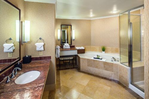 罗内特公园索诺马酒乡希尔顿逸林酒店的带浴缸、水槽和淋浴的浴室