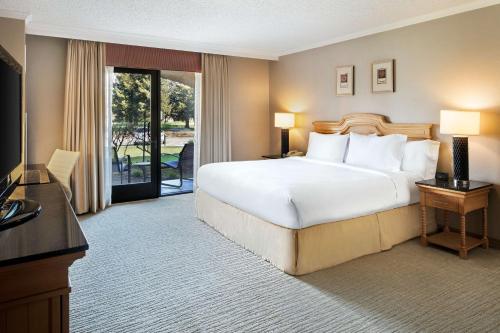 罗内特公园索诺马酒乡希尔顿逸林酒店的酒店客房设有一张大床和一个阳台。