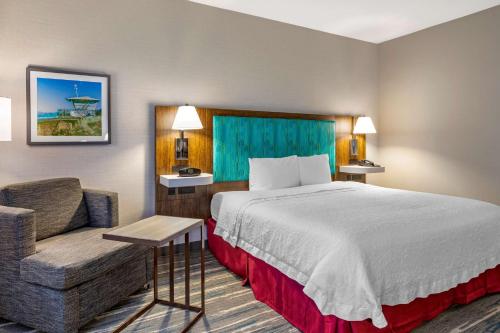 卡尔斯巴德卡尔斯巴德北圣地亚哥县汉普顿酒店的配有一张床和一把椅子的酒店客房