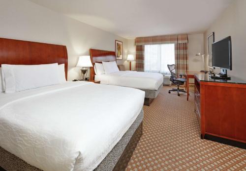 圣地亚哥圣地亚哥德尔马希尔顿花园酒店的酒店客房设有两张床和一台平面电视。