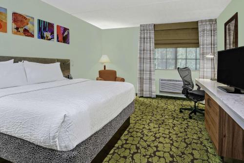 圣安东尼奥圣安东尼奥机场希尔顿花园酒店的酒店客房,配有床和电视