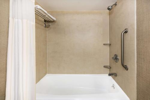 圣安东尼奥圣安东尼奥机场希尔顿花园酒店的浴室内配有白色淋浴帘。