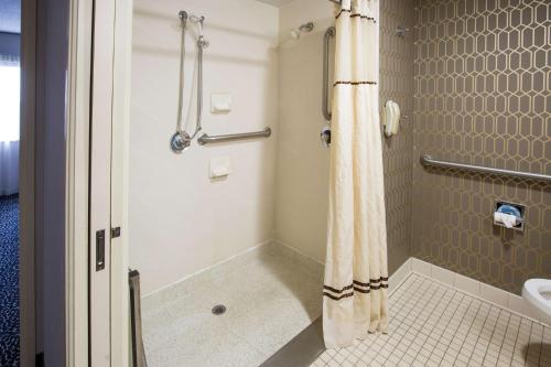 路易斯威尔希尔顿路易斯威尔东大使套房酒店的带淋浴和浴帘的浴室