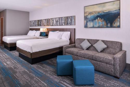 盐湖城盐湖城市区希尔顿花园酒店的酒店客房,配有床和沙发