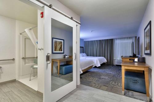 萨利纳萨利纳汉普顿酒店的酒店客房,配有床和电视