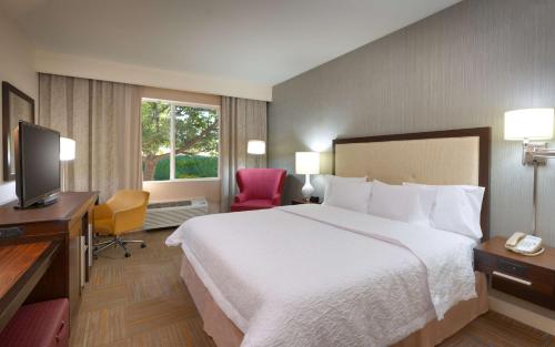 盐湖城盐湖城中心汉普顿酒店的酒店客房,配有床和电视