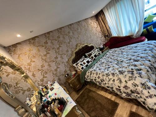 达布阿扎Tamaris (Dar bouaaza)的一间卧室配有一张床、一张桌子和一个窗户。