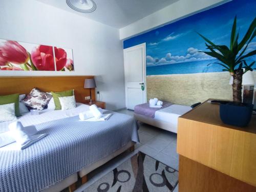 斯塔夫罗斯Villa Riviera的一间卧室设有两张床,墙上挂着一幅画