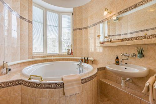 布拉迪斯拉发Hotel Arcus Garden的带浴缸和盥洗盆的浴室