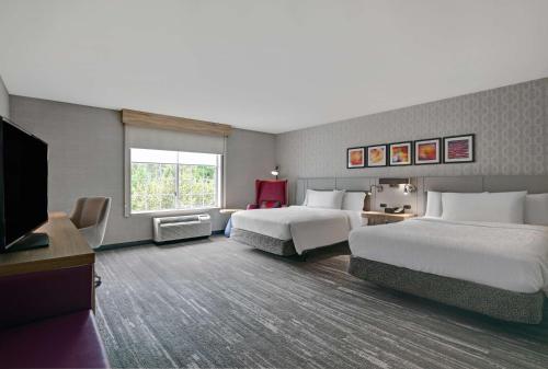 博登镇汉密尔顿希尔顿花园酒店的酒店客房设有两张床和一台平面电视。