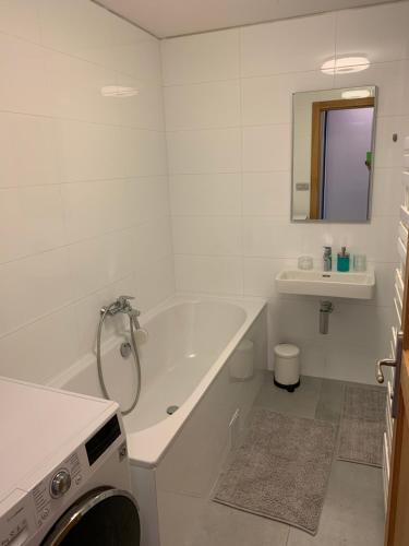赫拉德茨 - 克拉洛韦Apartment Grossman的白色的浴室设有浴缸和水槽。