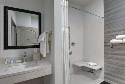博登镇汉密尔顿希尔顿花园酒店的白色的浴室设有水槽和镜子