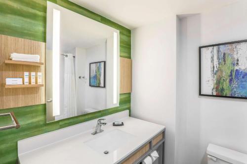 塔尔萨南塔尔萨希尔顿花园酒店的一间带水槽和镜子的浴室