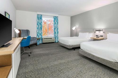 塔尔萨南塔尔萨希尔顿花园酒店的酒店客房配有两张床和一张书桌