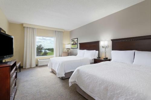 惠灵顿惠灵顿汉普顿套房酒店的酒店客房设有两张床和一台平面电视。